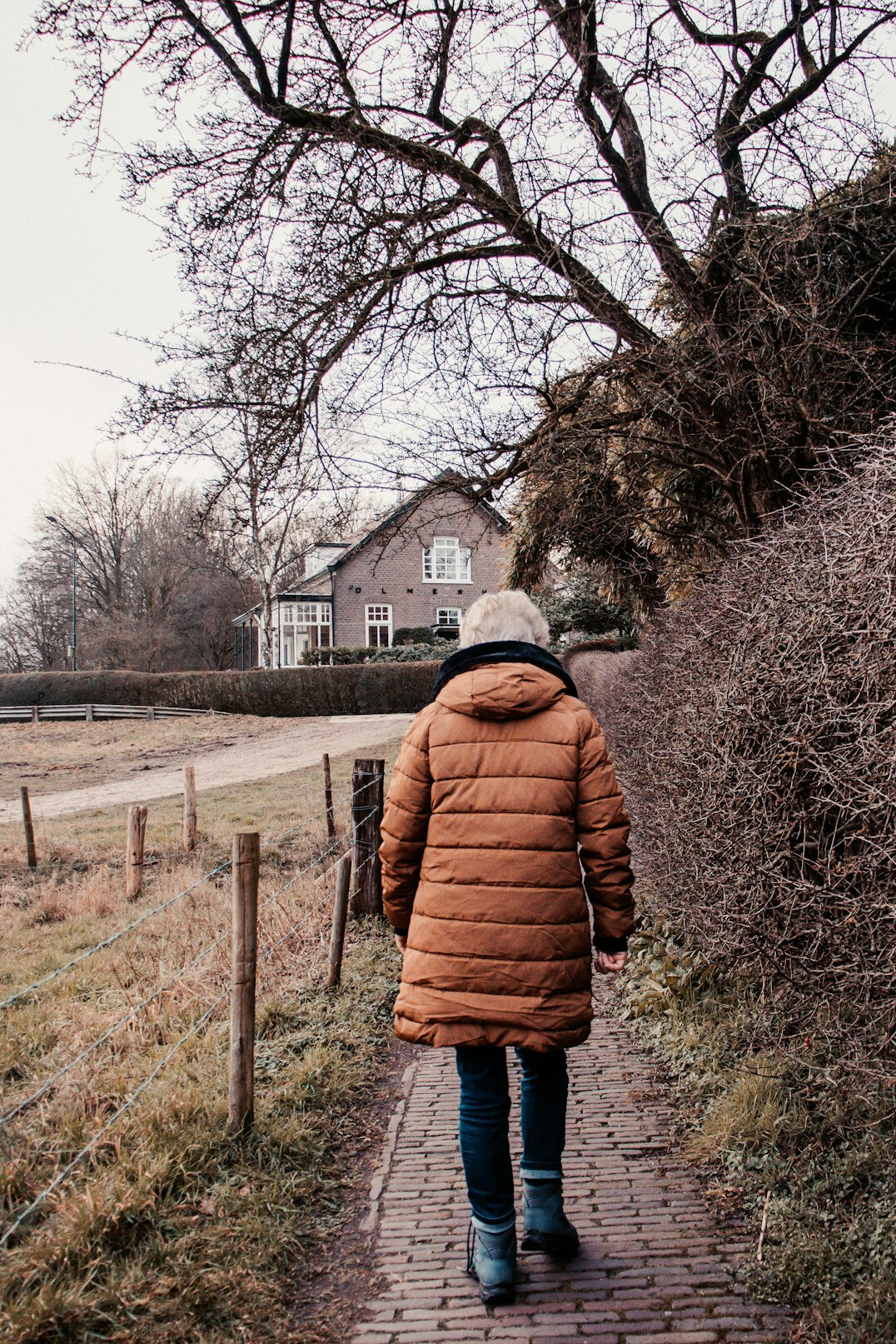 detective searching old house